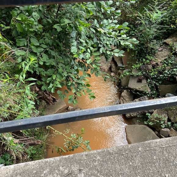 Caseload Classic Mag Safe phone case with built in charge - Picture 5 of 6